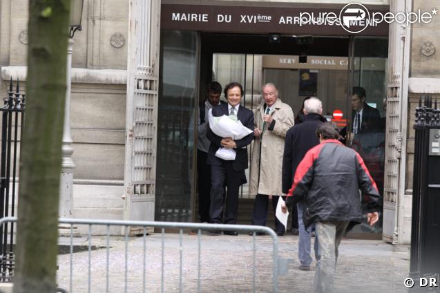 Guillaume Durand sort de la mairie du XVIe, le 8 avril 2009, avec son père le galériste Lucien Durand. 