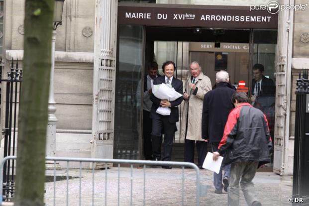 Les Durand, père et fils, à la sortie de la mairie du XVIe, le 8 avril 2009, après que le mariage ait été célébré.