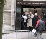 Les Durand, père et fils, à la sortie de la mairie du XVIe, le 8 avril 2009, après que le mariage ait été célébré.