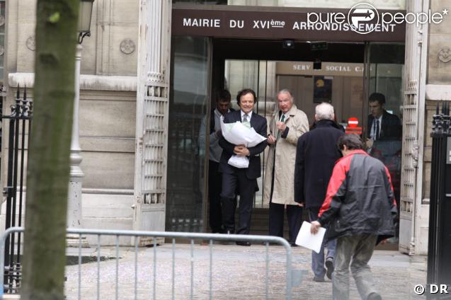 Les Durand, père et fils, à la sortie de la mairie du XVIe, le 8 avril 2009, après que le mariage ait été célébré.