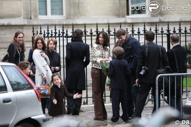 Sortie de la mairie du XVIe, le 8 avril 2009, après que le mariage ait été célébré.
