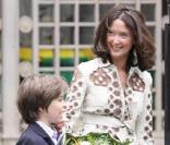 Diane de Mac Mahon et son fils Joseph à la sortie de la mairie du XVIe, le 8 avril 2009, après que le mariage ait été célébré.