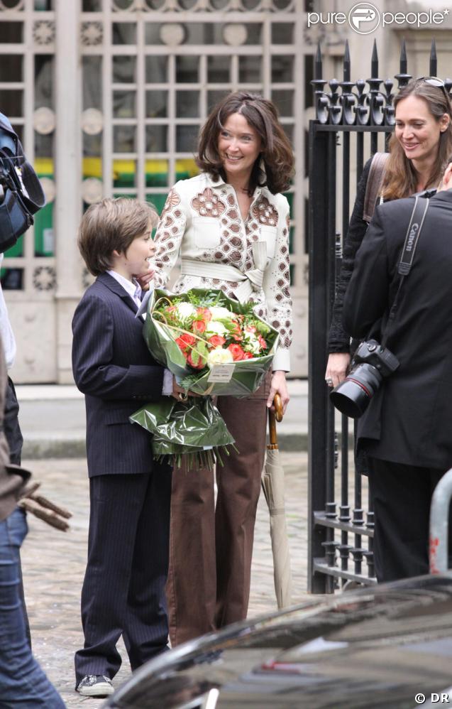 Diane de Mac Mahon et son fils Joseph à la sortie de la mairie du XVIe, le 8 avril 2009, après que le mariage ait été célébré.