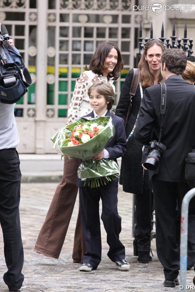 Diane de Mac Mahon est une femme heureuse à la sortie de la mairie du XVIe, le 8 avril 2009, après que le mariage ait été célébré.