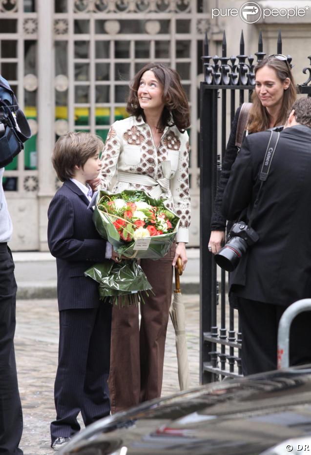 Diane de Mac Mahon lance-t-elle un petit coup d'oeil à sa bonne étoile ou regarde-t-elle si elle va avoir besoin de son parapluie ? 