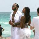 Flo Rida, en plein boulot sur une plage de Miami... avec sa nouvelle bombe ! C'est chaud !