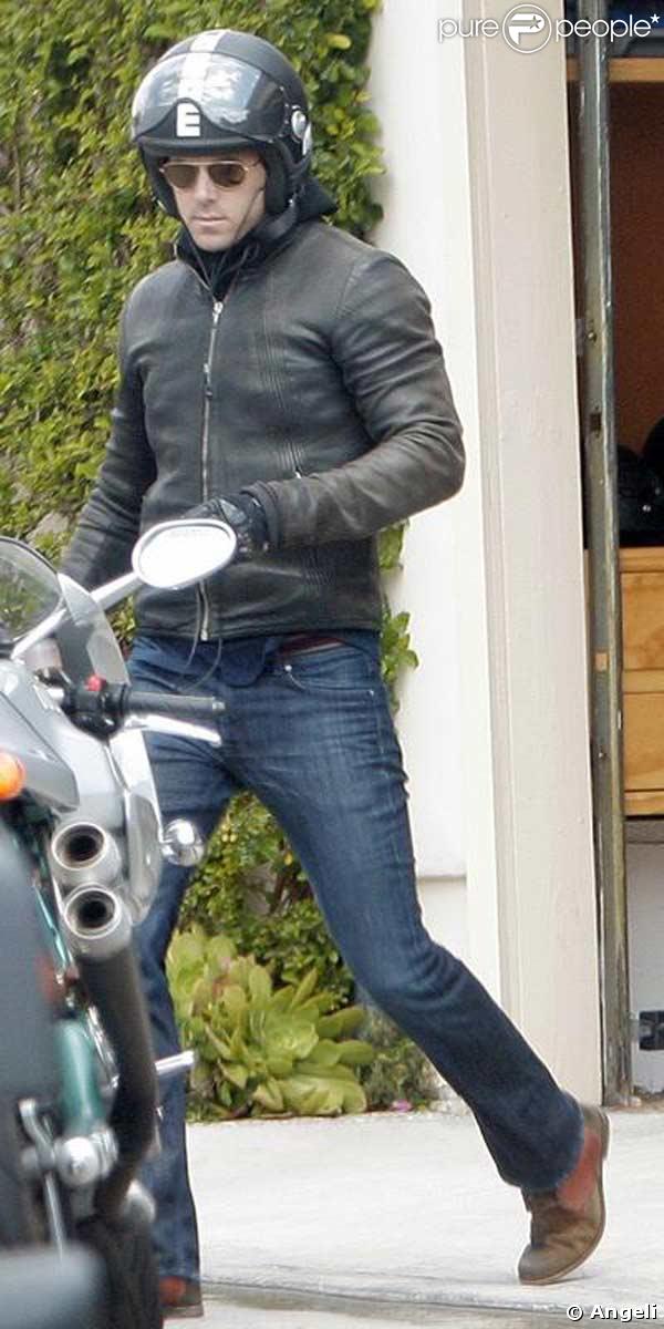 Veste en cuir et jean, la panoplie du vrai motard ! 