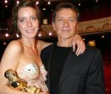 Bernard Giraudeau et sa fille Sara, lors de la remise de son Molière de la révélation théâtrale, en 2007.