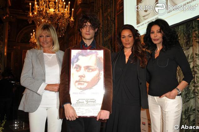 Louis Garrel lors de la remise du Prix Patrick Dewaere entouré de Yamina Benguigui 