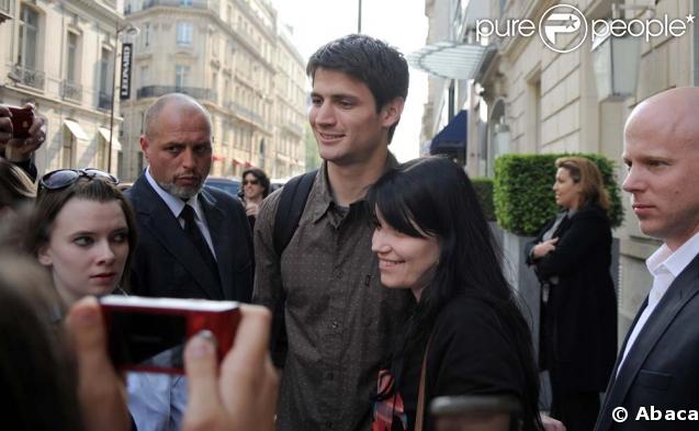 James Lafferty au côté d'une fan parisienne ! 