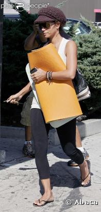 Halle Berry est elle aussi une fervente adepte du yoga. Diabétique, l'actrice respecte parallèlement des bases alimentaires très contrôlées.