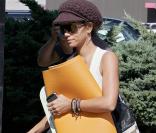 Halle Berry est elle aussi une fervente adepte du yoga. Diabétique, l'actrice respecte parallèlement des bases alimentaires très contrôlées.