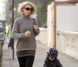 Après plus de 20 ans de carrière, Claudia Schiffer est un mannequin toujours top mais également une maman accomplie ! Sa recette pour garder la ligne ? Un footing quotidien ! 