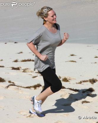 Malgré ses 21 ans, Hilary Duff fait déjà très attention à elle et à sa silhouette. Pour entretenir sa jeunesse, la jolie chanteuse et actrice court régulièrement sur la plage... toujours avec le sourire !