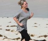 Malgré ses 21 ans, Hilary Duff fait déjà très attention à elle et à sa silhouette. Pour entretenir sa jeunesse, la jolie chanteuse et actrice court régulièrement sur la plage... toujours avec le sourire ! 