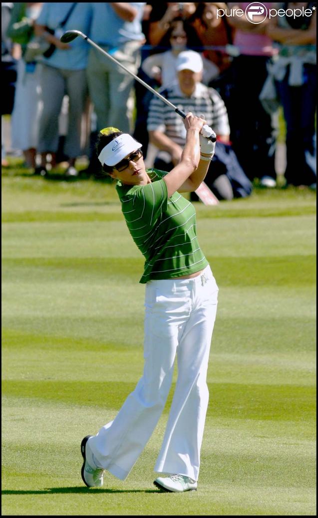 Si Catherine Zeta-Jones est une passionnée de golf, elle est également une fervente adepte du régime Atkins qui supprime tous les glucides. En revanche, protides et lipides peuvent être consommés à volonté.