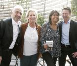 Valérie Expert et Véronique André entourées de Guy Savoy et Alain Pégouret lors de la soirée de lancement de leur livre Je me ferais bien un... le 22/04/09, à la Maison Blanche.