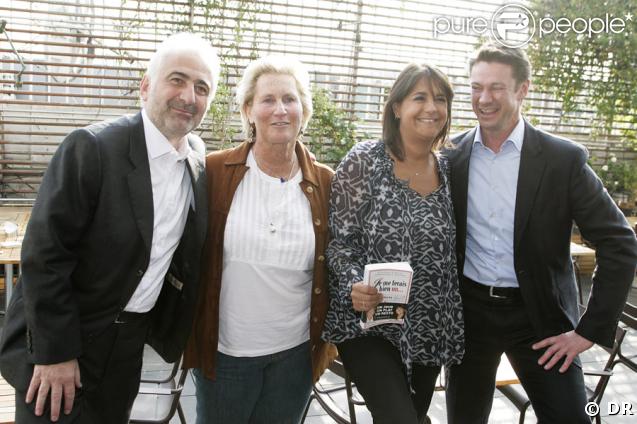 Valérie Expert et Véronique André entourées de Guy Savoy et Alain Pégouret lors de la soirée de lancement de leur livre Je me ferais bien un... le 22/04/09, à la Maison Blanche.