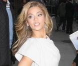 Beyoncé en robe blanche très ajustée et avec des escarpins très travaillés au  David Letterman Show , le 22 avril 2009 à New York !