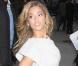 Beyoncé en robe blanche très ajustée et avec des escarpins très travaillés au  David Letterman Show , le 22 avril 2009 à New York !