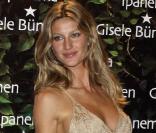 Petite robe dorée pour le top brésilien Gisele Bündchen ! Lors du lancement de la nouvelle collection de tongs de la marque Ipanema. 