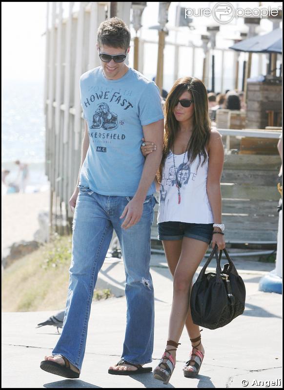 Ashley Tisdale, super sexy à Malibu avec son micro short en jean et son sac griffé ! 