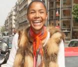 Jean brut, fourrure et bottes camel... La chanteuse Ayo a du goût ! 