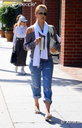 Jessica Alba pique la place de Katie Holmes et devient la prêtresse du style boyfriend ! Canon !