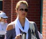 Jessica Alba pique la place de Katie Holmes et devient la prêtresse du style boyfriend ! Canon ! 