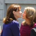 Carla Bruni et Letizia d'Espagne :  premier round du match du meilleur look... mais avec des bisous  !