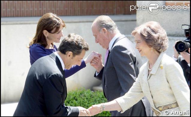 Carla Bruni, le roi Juan Carlos, Nicolas Sarkozy et la reine Sofia, au Palais Zarzuela de Madrid, le 27 avril 2009 !
