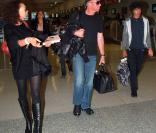 Boris Becker voyage en famille, avec sa fiancée Sharlely Kerssenberg, son ex-femme Barbara Feltus et ses deux fils Elias et Noah... Ils sont à l'aéroport de Miami