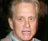 Michael Douglas le 6 mars 2009, ses cheveux commencent à se décolorer fortement... 