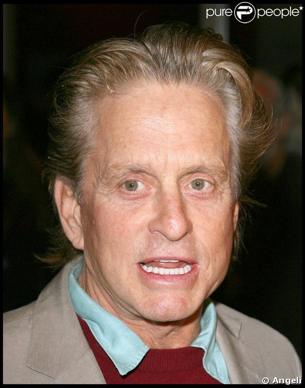 Michael Douglas le 6 mars 2009, ses cheveux commencent à se décolorer fortement... 