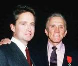 Michael Douglas et son père Kirk en 1985, ils avaient respectivement 40 et 68 ans 
