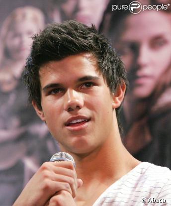 Taylor Lautner pourrait être en couple avec... Selena Gomez 