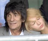Pause tendresse pour Ron Wood et sa girlfriend à Ascot, mercredi 30 avril