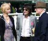 Ron Wood joue les présentateurs officiels de sa girlfriend aux courses d'Ascot, mercredi 30 avril