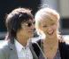 Ron Wood et son Ekaterina très amoureux... à Ascot ! Regardez !
