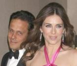 Elizabeth Hurley accompagnée de son mari Arun Nayar à la soirée annuelle Hot Pink pour la recherche contre le cancer du sein à New York le 29 avril 2009