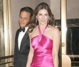 Elizabeth Hurley accompagnée de son mari Arun Nayar à la soirée annuelle Hot Pink pour la recherche contre le cancer du sein à New York le 29 avril 2009