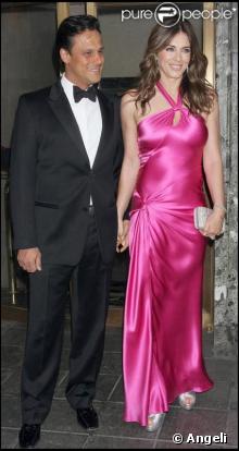 Elizabeth Hurley accompagnée de son mari Arun Nayar à la soirée annuelle Hot Pink pour la recherche contre le cancer du sein à New York le 29 avril 2009