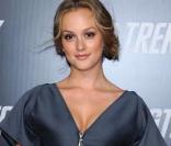 Leighton Meester décolletée et très courte (tirez sur le zip !), à l'occasion de l'avant-première de 