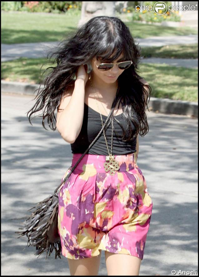 Vanessa Hudgens arrive chez des amis pour un déjeuner à Los Angeles, le 30 avril 2009 !