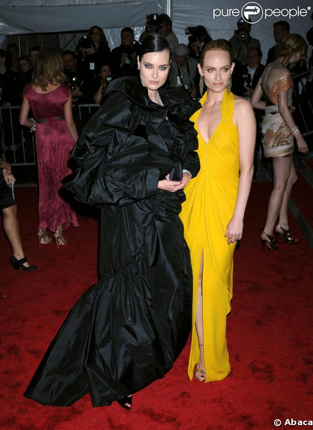 Shalom Harlow et Amber Valletta lors de la soirée du Costume Institute au Metropolitan Museum of Art à New York, le 4 mai 2009