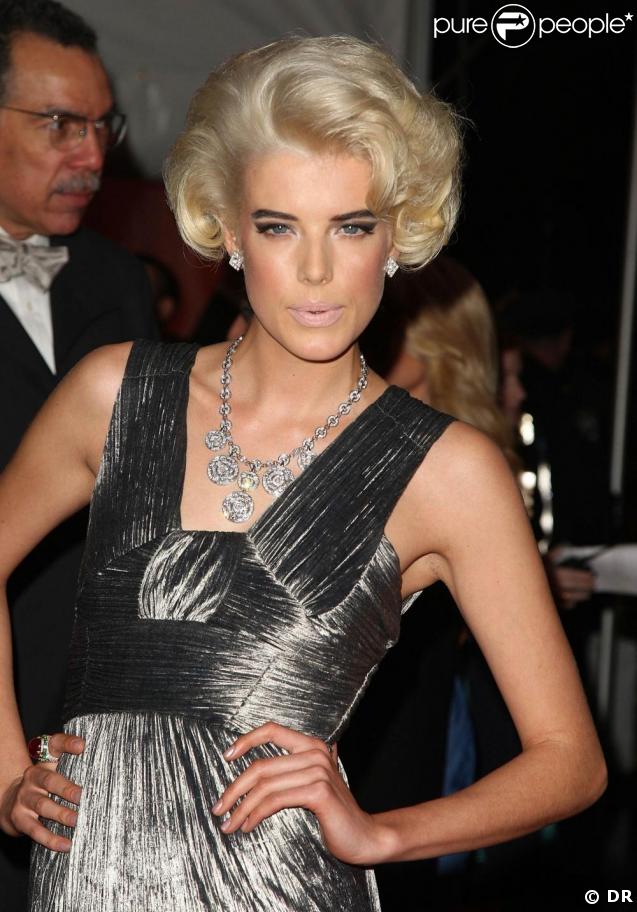 Agyness Deyn, habillée par Burberry au Costume Institute Gala. So chic ! 