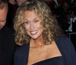 Lauren Hutton se rend envers et contre tout au Costume Institute Gala ! Et elle assure ! 