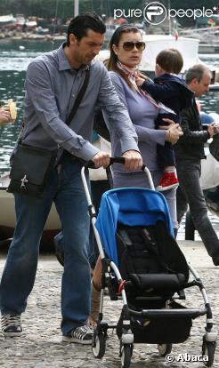 Le gardien de but italien Gianluigi Buffon, sa compagne Alena Sederova et leur fils Louis Thomas en vacances en Italie à Portofino le 12 avril 2009