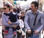 Le gardien de but italien Gianluigi Buffon, sa compagne Alena Sederova et leur fils Louis Thomas en vacances en Italie à Portofino le 12 avril 2009