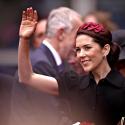 Mary de Danemark : pendant que sa belle-soeur pouponne... elle joue sa "noeud-noeud" !
